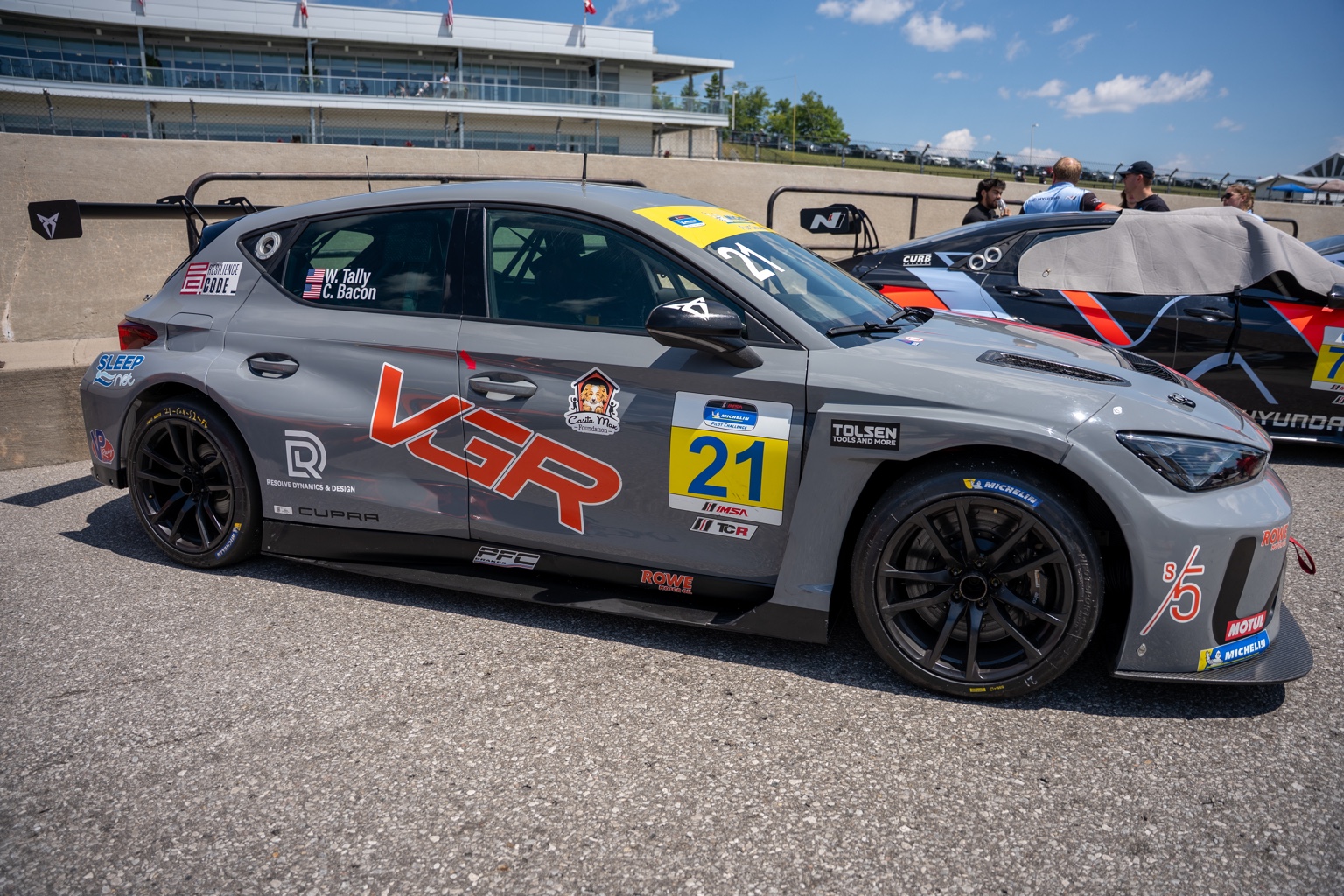 Side profile of the VGR number 21 CUPRA Leon VZ TCR